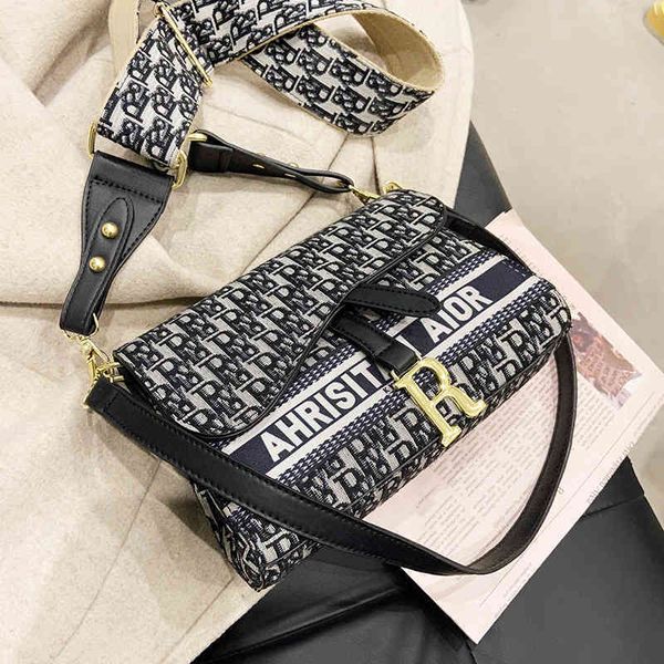 

2022 latest models handbag wholesale direct large capacity black single shoulder underarm stick bag, versatile, fashionable flip and slant c