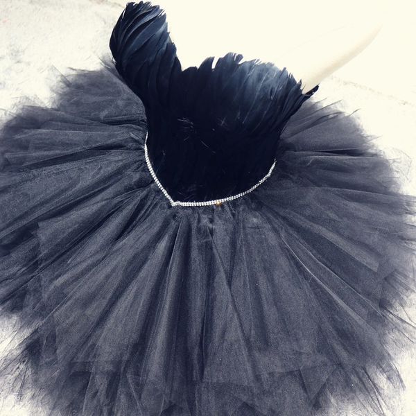 

2022 feather mini short prom dresses black/white strapless off the shoulder sleeveless brithday party gown robe de soiree