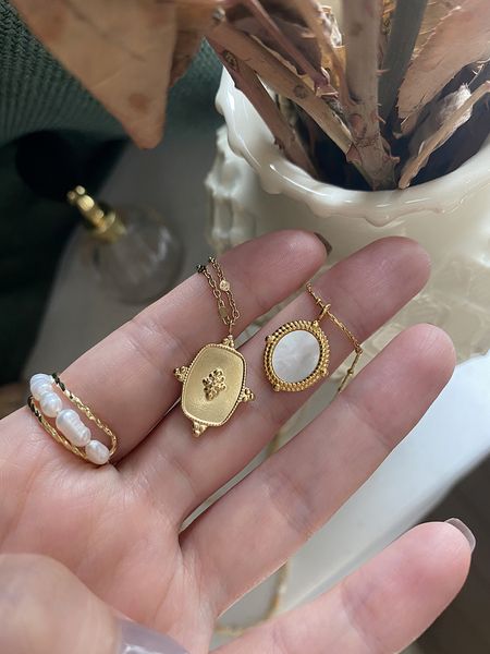 Titanyum 18 K Altın Oyma Oval Kabuk Kolye Kadınlar Takı Tasarımcısı T Show Pist Kıyafeti Nadir INS Japonya Kore Moda Q0531