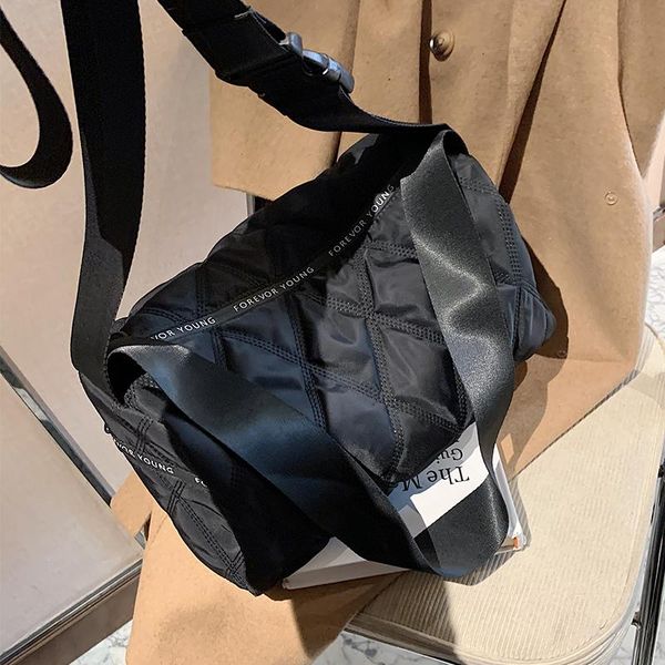 

2021 new fashion women's bag spring large capacity one shoudler crossbody travel pack solid color diamond lattice d860