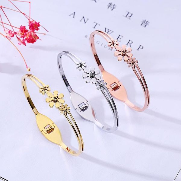 

fashion, lucky flower, light version, titanium steel bracelet, female , anti-allergic bracelet accessories wholesale1, Black