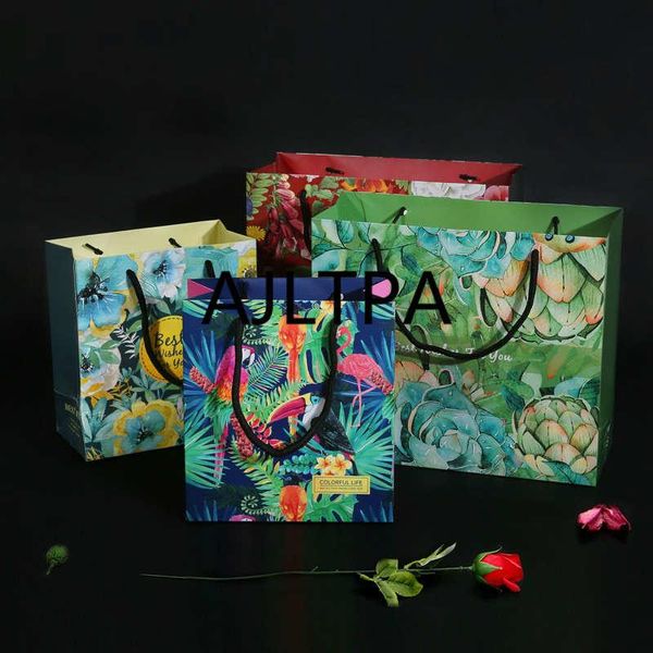 

100pcs/lot creative gift bags, birthday gift bags, animal and plant printed and filmed hand-held clothing paper bags yt0019