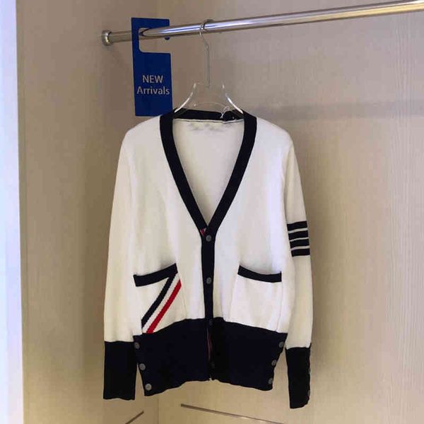 

2022 factory wholesale new model 21 early autumn + neckline knitted cardigan color matching college striped women's style, White;black