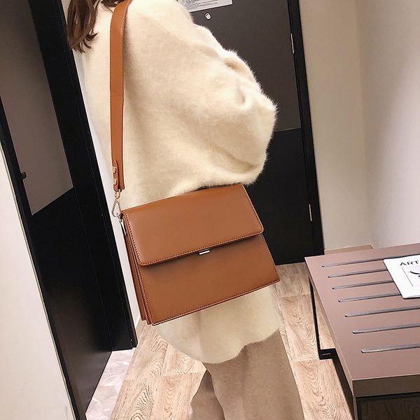 

2020 new oblique square bag envelope bag fashionable and temperamental women's shoulder bag