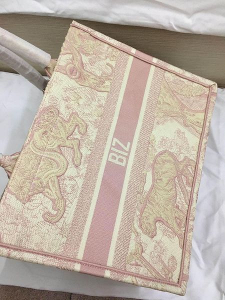 

new ladies large-capacity paris designer handbags fashion retro ethnic style canvas handmade embroidery pattern shopping bag 108