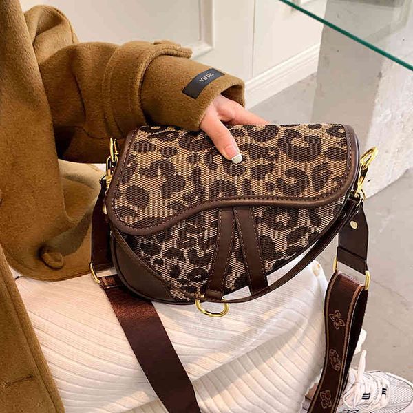 

2022 factory wholesale new french texture female fashion messenger saddle autumn winter simple wide belt single shoulder bag