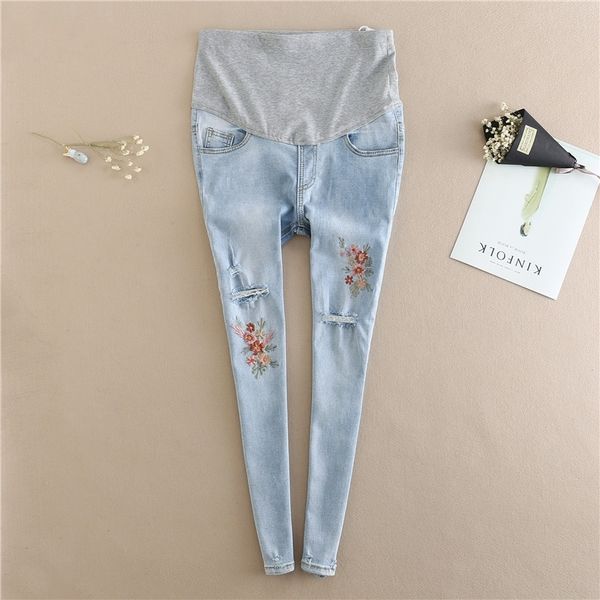 Ricamo Fiore Denim Jeans Premaman Estate Light Blue Strappato Matita Foro Pantaloni Gravidanza Vestiti per le donne incinte LJ201114