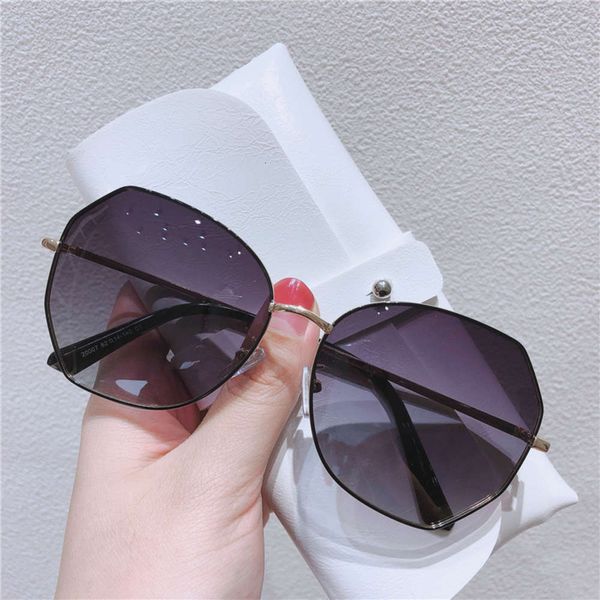 

round 2020 new women's sunglasses ins face korean chaowang red polarized sunglasses anti ultraviolet big face thin, White;black
