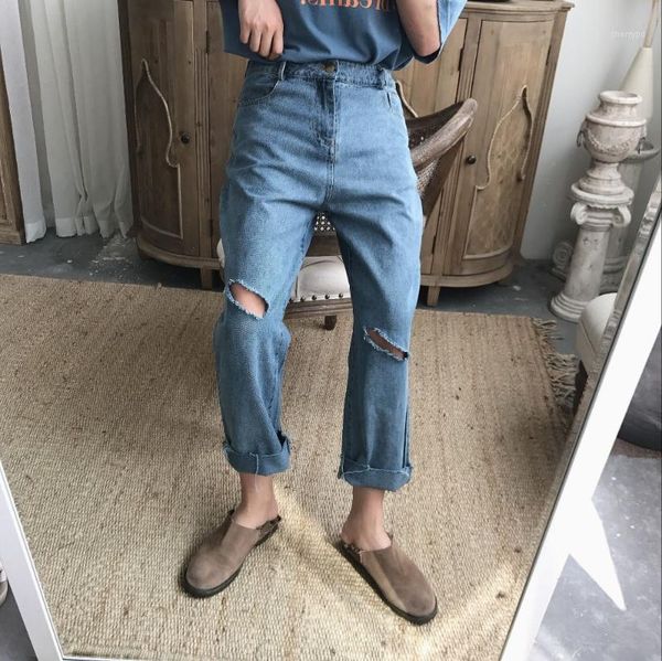 

the man is inclined to break the hole in summer with a simple and slim straight barrel casual han style jeans.1, Blue