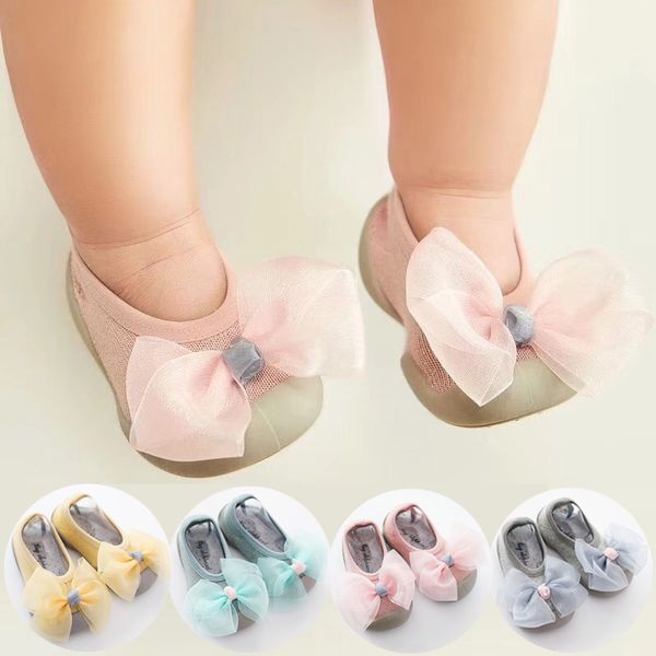 Primeiros Walkers Girl Chinelos Soft Borracha Sola Glitter Sapatos Recém-nascidos Bebê Booties Bow Sock Sock Fashion LJ201104