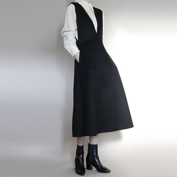 

2021 new women's dresses solid ensembles deep v-sleeveless low-sleeved medium-long dress in line and combined white or black turtleneck, Gray