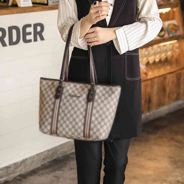 

2022 factory wholesale handbag straight bag women's autumn and winter printed leisure shoulder bag
