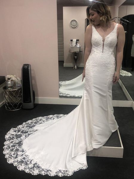 Abiti da sposa moderni a sirena Scollo a V profondo Schiena bassa Treno lungo Abiti da sposa in pizzo con paillettes scintillanti Taglia personalizzata V17