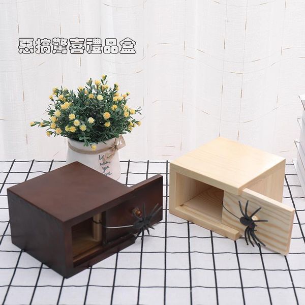 

tiktok frightens spiders with frightening spider, a wooden box, creative tricks, spoof gifts, practical joke toys