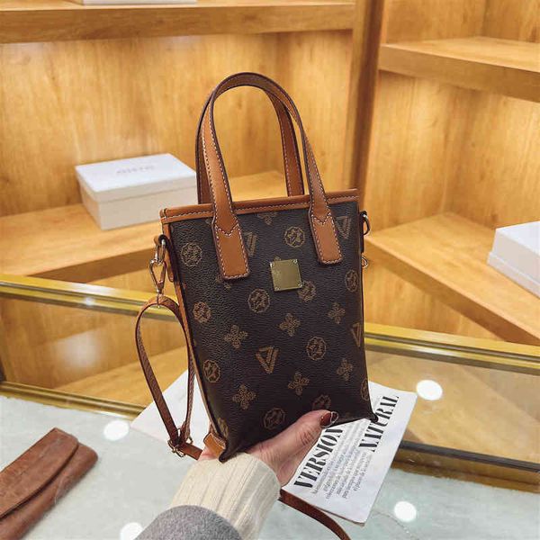 

2022 factory outlet korean women's hand printed bucket fashion trend single shoulder diagonal mobile phone bag p58w