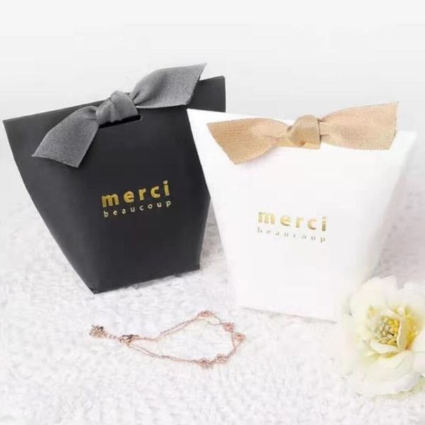 50pcs / lot MERCI BEAUCOUP Branco Preto Cor Caixas de presente Papel Cake Box favor do casamento caixas de bombons Box Com LX3703 Ribbon