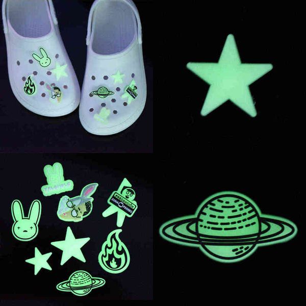 Accessori per scarpe 1 Decorazione luminosa divertente Bad Rabbit Star Planet Fibbia per scarpe Croc Jibz Regalo di Natale per bambini 220301