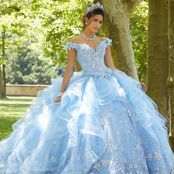 Abiti Quinceanera con cristalli azzurri con spalle scoperte Gonna in tulle con volant Abito dolce 16 Abito da spettacolo con perline di fiori 3D