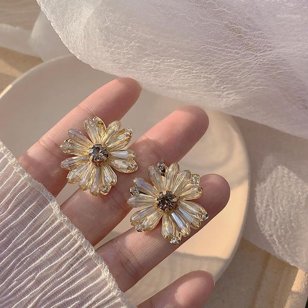 

davini romantic crystal daisy earrings korean new elegant flower stud earrings for women female ear stud jewelry mg2251, Golden;silver
