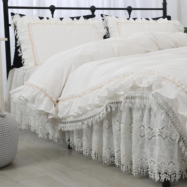 Kostenloser Versand Prinzessin Rüschen weiße Spitze Ausschnitt bestickt Luxus Bettwäsche Set Baumwolle Ropa de Cama Bettrock Tagesdecken YYX T200706