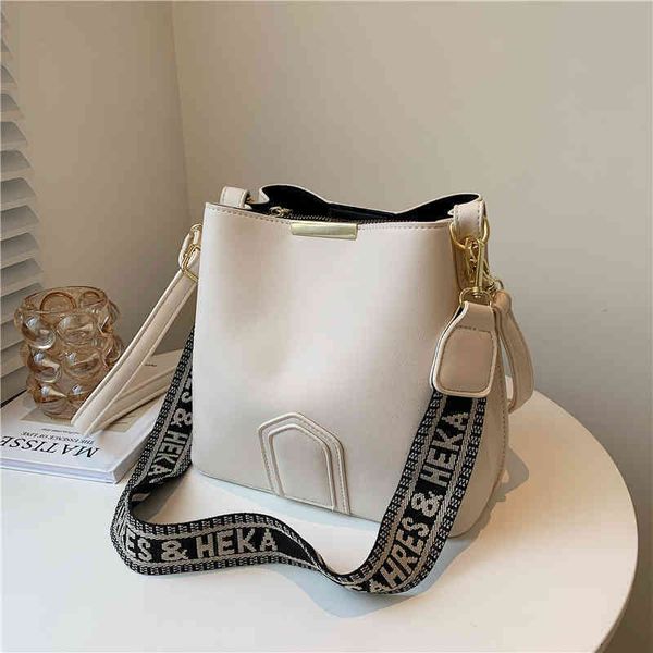 

2022 factory outlet women's bag summer fashion high-grade sense large capacity single shoulder messenger bag versatile wide shoulder st