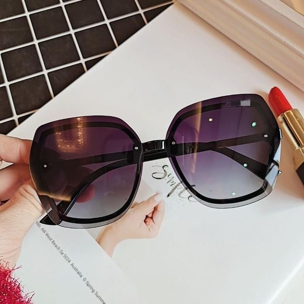 

New Women's Fashionable Polarized Sunglasses Large Frame Retro Round Face Driving Sunglasses, White;black