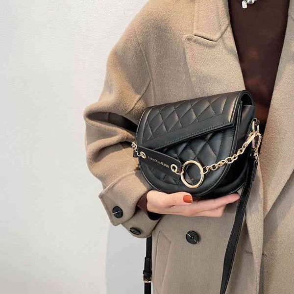 

2022 factory wholesale new saddle female design chain semi-circular french elegant commuter messenger bag