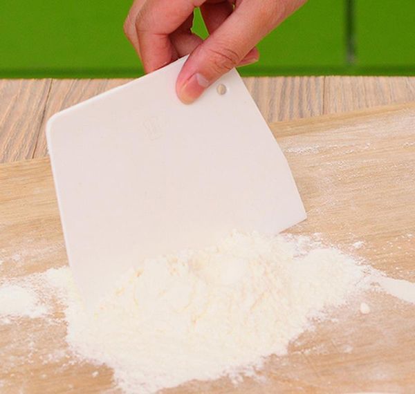 

wholesale- 50xplastic dough icing fondant scraper cake decorating baking pastry tools plain smooth spatulas sweet qylosu dh_garden