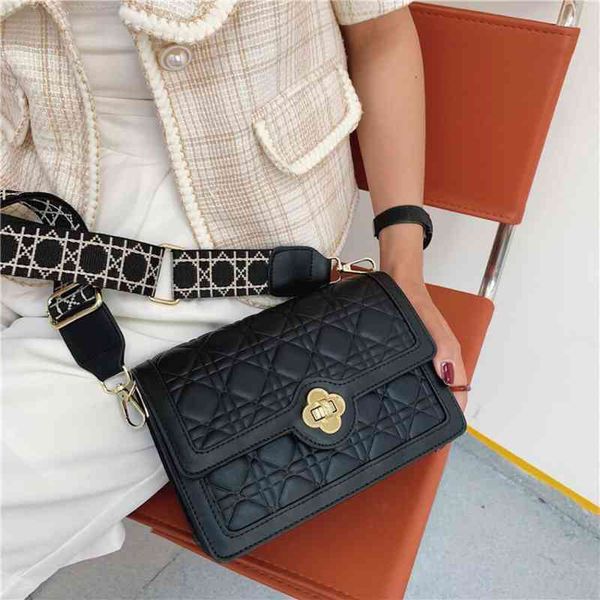

2022 factory outlet fashion women's korean version lingge chain wide shoulder belt buckle messenger versatile small square bag middle a