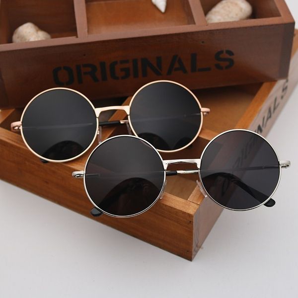 

ветер овальный маленький кадр красный хип-хоп-стрит фото туризм лицо личность солнцезащитные очки мужчин и женщин тенденция, White;black