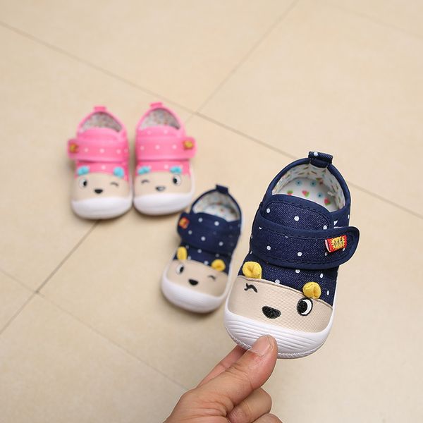 Neugeborene Baby-Cartoon-Kleinkind-Schuhe 2020 Frühling PVC rutschfeste Baumwolltuch-Schuhe mit Ton, der den ersten Spaziergang mit weichem Boden drückt LJ201104