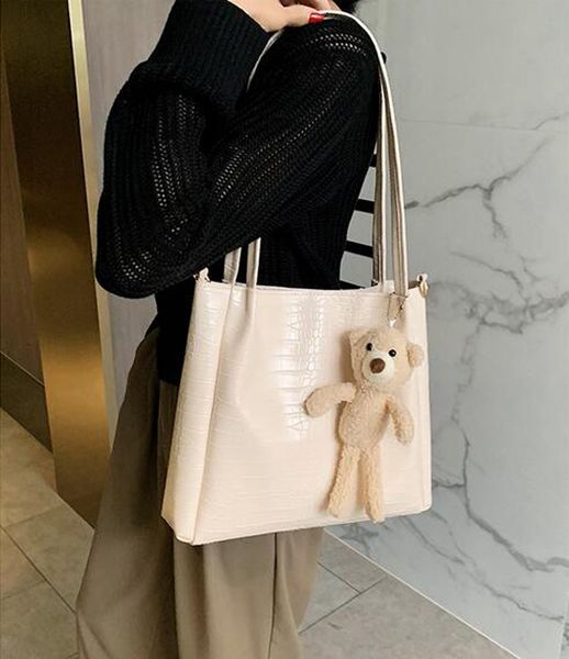 

the selling ladies handbags fashion crocodile pattern bear pendant shoulder bag large capacity bucket bag casual bag