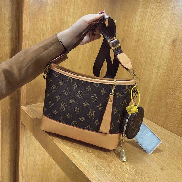 

2022 factory wholesale new old flower winter high-grade sense net red single shoulder versatile fashion high-capacity messenger stray bag