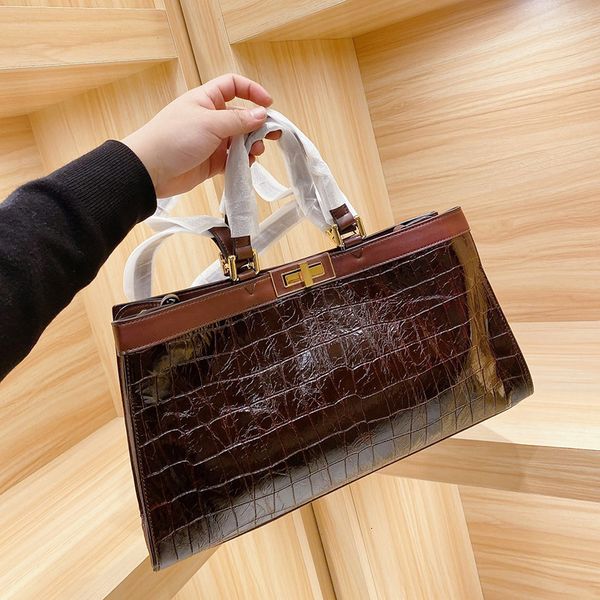 

new fd shopping crocodile pattern large capacity leather portable one shoulder women's bag lock tote