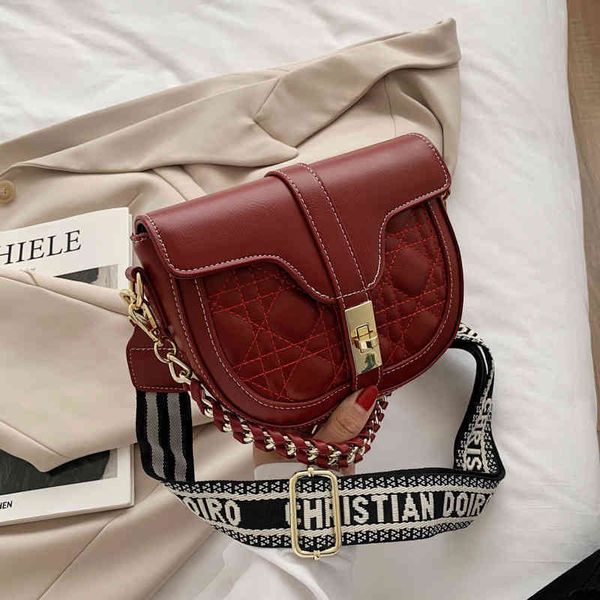 

2022 latest models handbag wholesale ins french women's single shoulder diagonal cross red autumn and winter saddle, Black;red