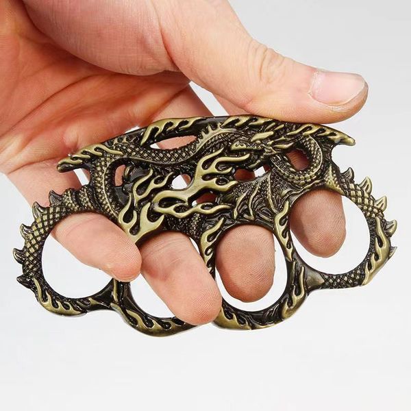 

2021 new metal finger clasp for men and women's self defense finger tiger and wolf self defense products portable car broken window765