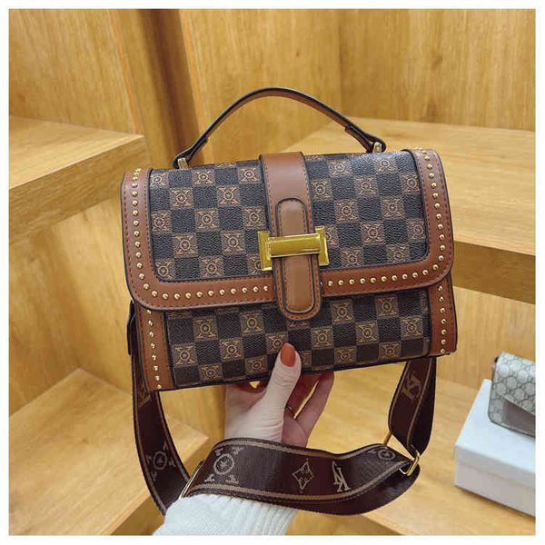 

2022 factory wholesale new old flower versatile large capacity portable one shoulder fashionable messenger bag women's fashion