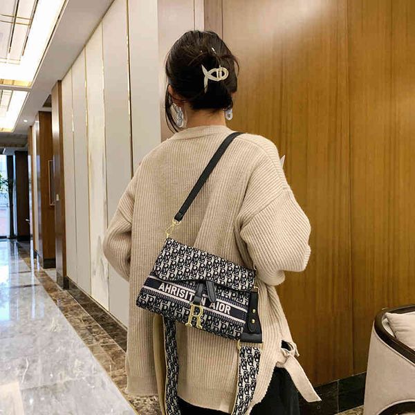 

2022 latest handbag factory store special large capacity black single shoulder underarm stick bag, versatile, fashionable flip and slant cro