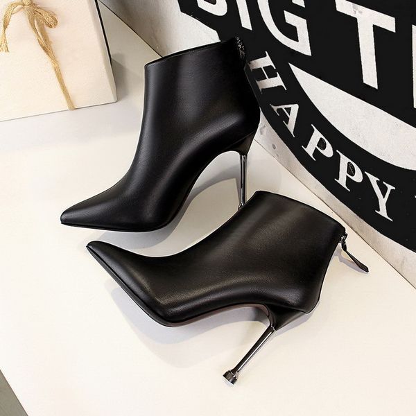 

2021 new european and simple fashion style heels pointed retro short tube women's club boots 9prm, Black