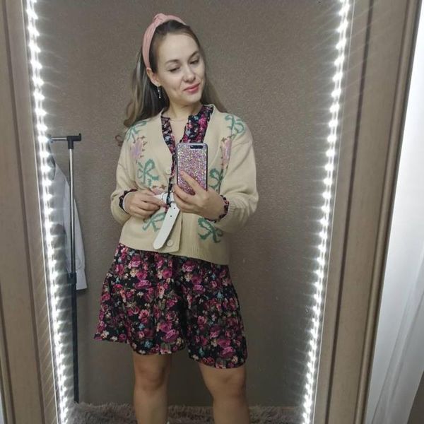 

2021 casual women knitted patchwork floral loose soft v neck all match elegant cardigans warm chic sweaters, White;black