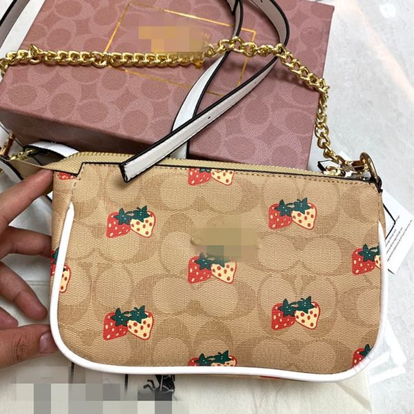 

2020 new c strawberry family strawberry mahjong bagsingle shoulder portable chainarmpit bag with the same style wmakc