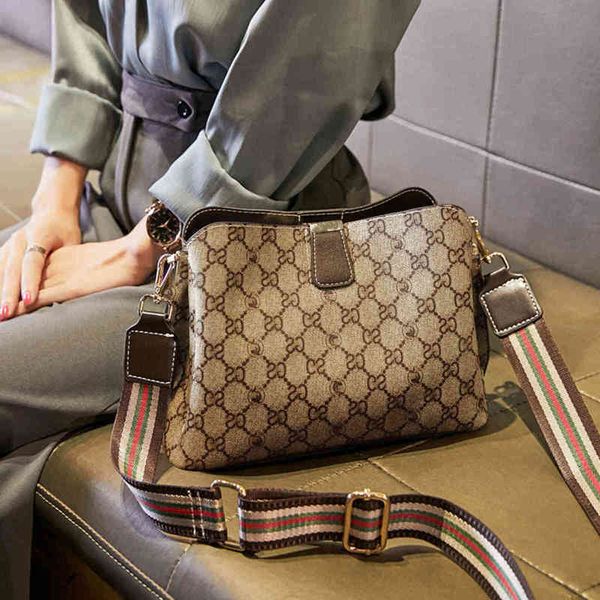 

2022 new factory wholesale carlo daisy capacity messenger women's bag printed contrast color leisure atmosphere single shoulder