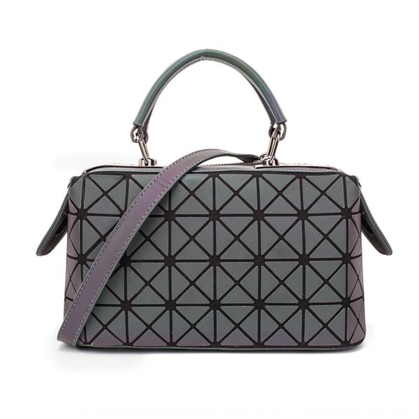 

2020 new geometric luminous design hand shoulder small square lingge business women's shoulder bag women's small square bag w5edj