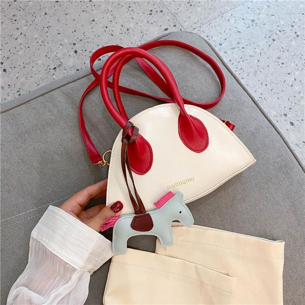 

this year's popular shell bag is a bag with one shoulder slant on the shoulder