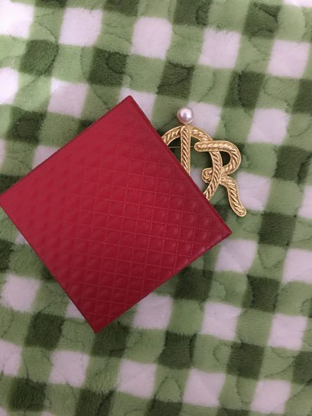 

2021 new product launch atmospheric letter pearl twist twist pattern brooch retro jewelry badge pin all-match suit ing, Gray