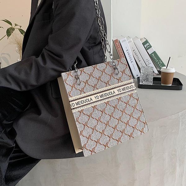 

unique design high-end ladies bag autumn new fashion chain large-capacity shoulder tote bag printed square width: 26cm
