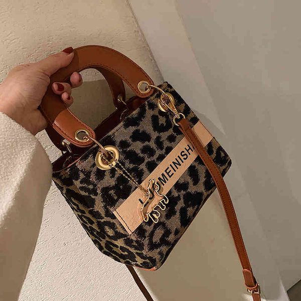 

2022 factory outlet this year's popular women's ins versatile messenger bag fashion portable small square bag 2p1o