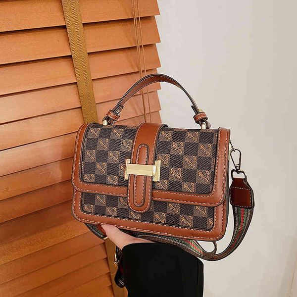 

2022 factory wholesale foreign style texture simple net red single shoulder messenger bag fashion women's leisure portable small square