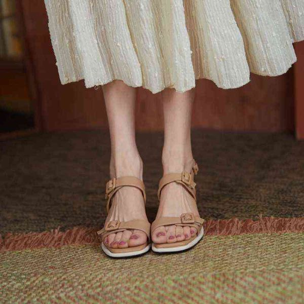 Sandels летние моды сандалии женщины коровы кожаные удобные низкие пятки пряжки туфли квадрат сплошной коренастый 220303
