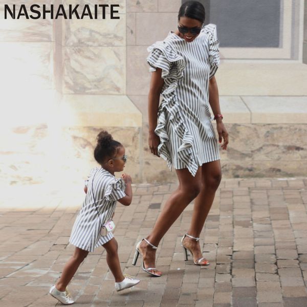 Nashakaite мода мама и дочь соответствующие платья оборками полосатые мини платье мать дочери платье семьи подходящая одежда LJ201111